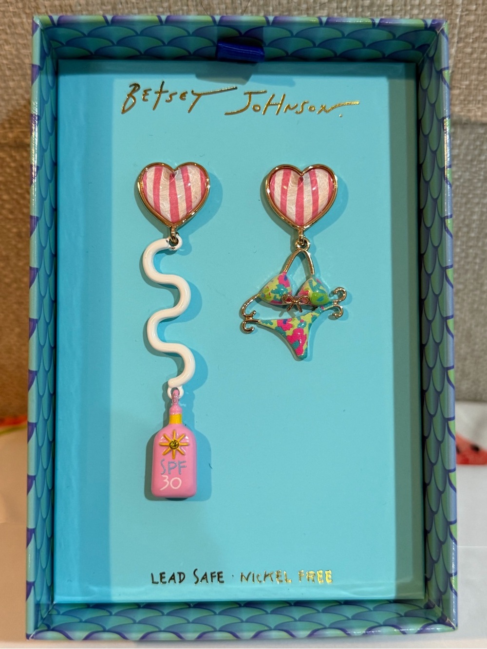 BETSEY JOHNSON Pink Heart Dangle Earrings with SPF Bottle & Bikini Charm NIB - Picture 1 of 2